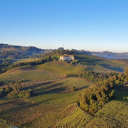 Spa Do Vinho Condominio Vitivinicola Bento Gonçalves Exteriér fotografie A view of the Monferrato hills