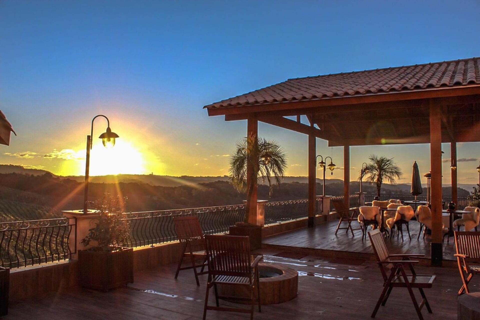 Spa Do Vinho Condominio Vitivinicola Bento Gonçalves Exteriér fotografie Sunset at the hotel