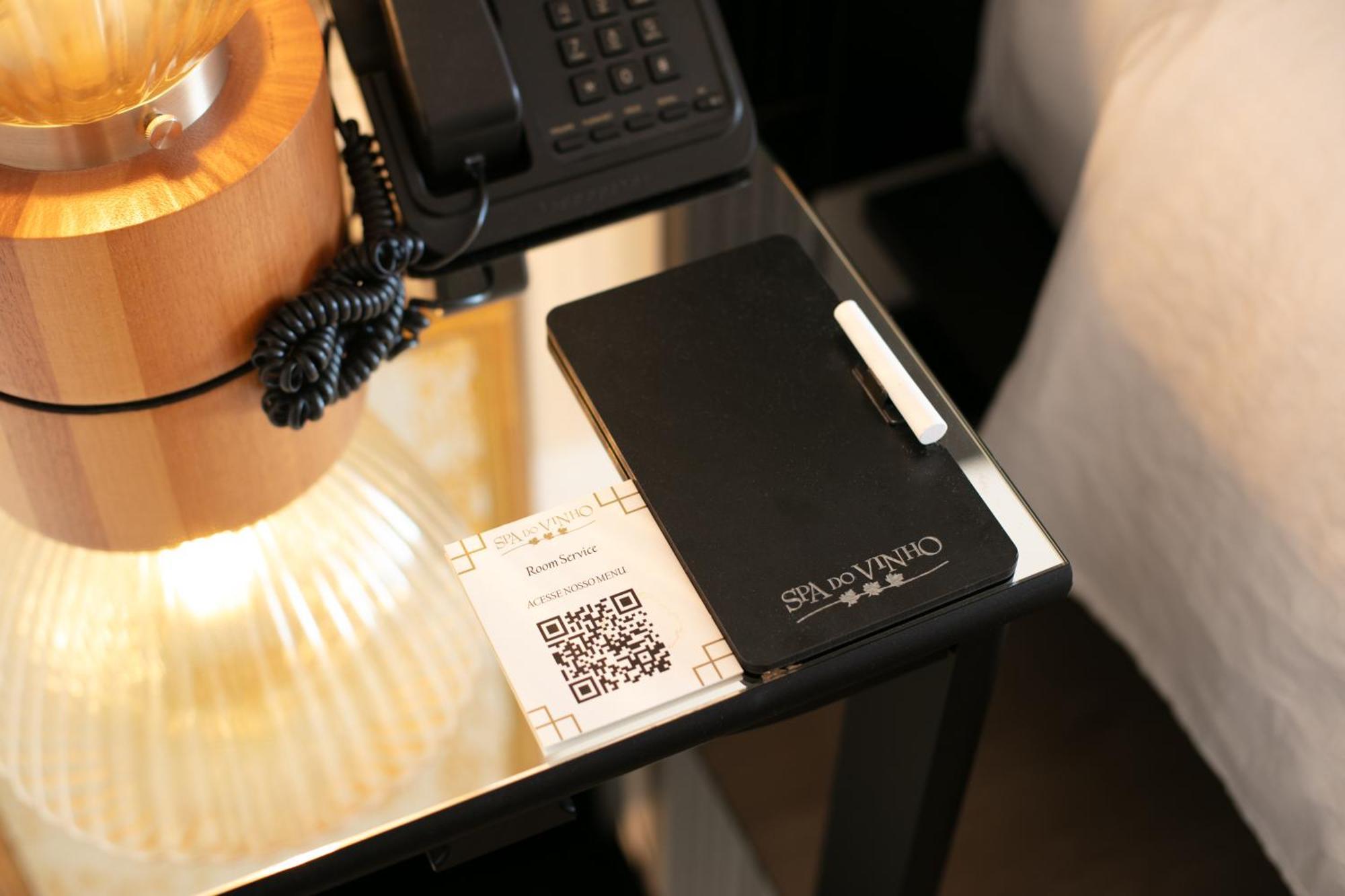 Spa Do Vinho Condominio Vitivinicola Bento Gonçalves Exteriér fotografie A QR code on a hotel room service card