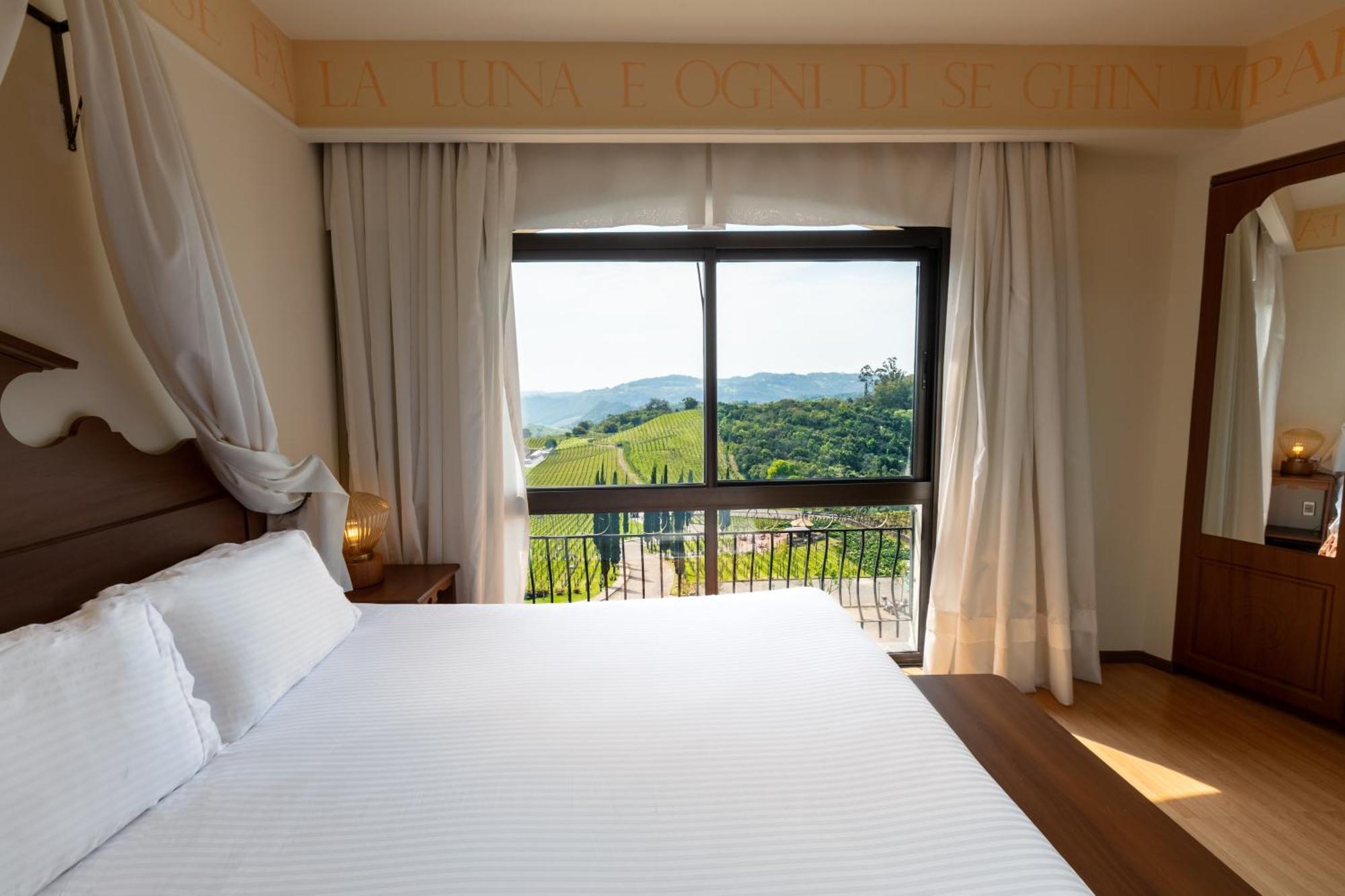 Spa Do Vinho Condominio Vitivinicola Bento Gonçalves Exteriér fotografie A room at the hotel