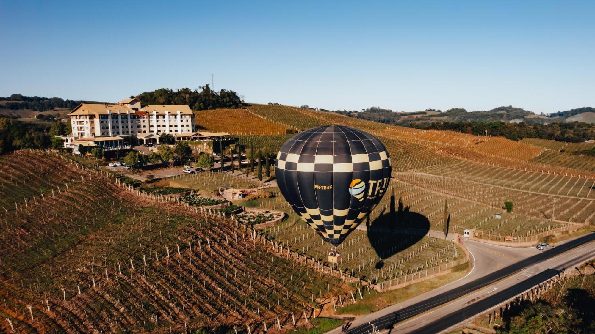 Spa Do Vinho Condominio Vitivinicola Bento Gonçalves Exteriér fotografie Hot air balloon over the vineyards of the resort