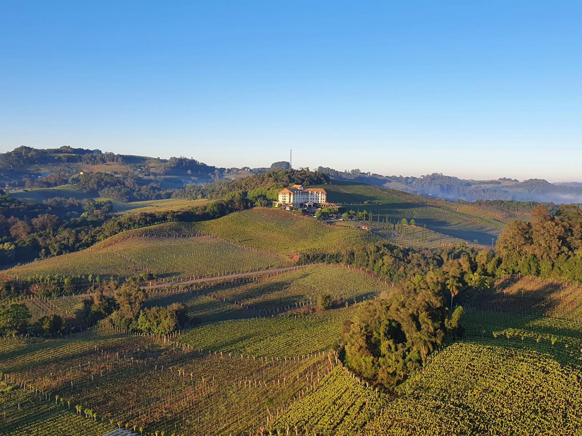 Spa Do Vinho Condominio Vitivinicola Bento Gonçalves Exteriér fotografie A view of the Monferrato hills